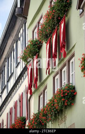 Rote Geranien und Flaggen auf ein Haus in Rothenburg Stockfoto