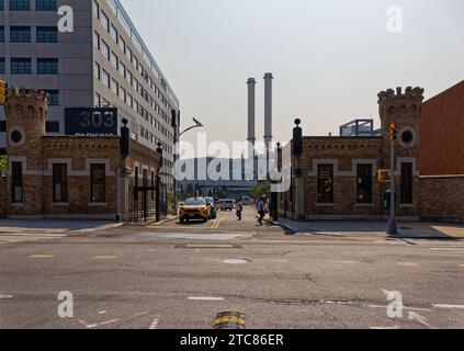 Sands Street Gate ist einer von fünf kontrollierten Zugangspunkten zum Brooklyn Navy Yard Industrial Park. Stockfoto