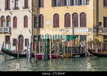 VENEDIG, ITALIEN, 12. OKTOBER: Leute, die am 12. Oktober 2014 an einer Gondelstation in Venedig warten. Drei nicht identifizierte Personen Stockfoto