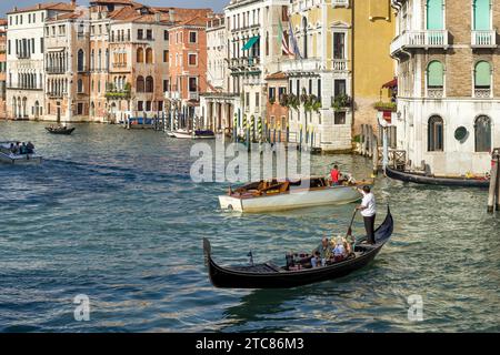 VENEDIG, ITALIEN, 12. OKTOBER: Gondolierer, der sein Geschäft auf dem Canal Grande in Venedig am 12. Oktober 2014 ausübte. Nicht identifizierte Personen Stockfoto