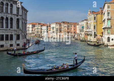 VENEDIG, ITALIEN, 12. OKTOBER: Gondoliere, die am 12. Oktober 2014 auf dem Canal Grande in Venedig ihren Handel treiben. Nicht identifizierte Personen Stockfoto