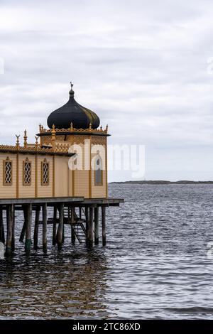 Ein malerisches modernes Gebäude am Rande eines Holzpiers in Varberg, Schweden Stockfoto