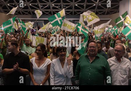 San Juan, USA. Dezember 2023. María de Lourdes Santiago (Mitte), Denis Márquez Lebrón (Mitte rechts), Mitglieder des Puerto-ricanischen Senats bzw. des Repräsentantenhauses, treffen am 10. Dezember 2023 auf dem Nationalkonvent der Puerto-ricanischen Unabhängigkeitspartei (PIP) in San Juan ein. Beide erklärten, dass sie bei den Wahlen 2024 kandidieren würden, um ihre Sitze zu behalten. (Foto: Carlos Berríos Polanco/SIPA USA) Credit: SIPA USA/Alamy Live News Stockfoto