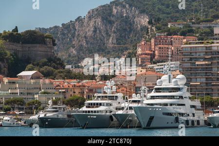 Ein Bild einer Gruppe von Yachten, die in Port Hercule geparkt sind Stockfoto