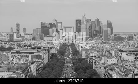 Ein Schwarzweißbild der Dächer von Paris in Richtung La Defense Stockfoto