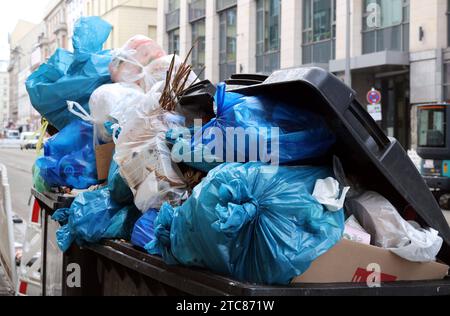 Berlin - Deutschland. Übervolle Müllcontainer. *** 05 12 2023, Berlin, Deutschland. Dezember 2023. Überfließende Abfallbehälter Credit: Imago/Alamy Live News Stockfoto