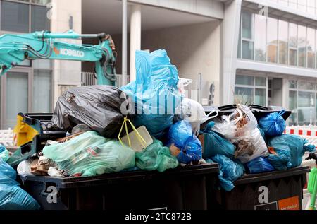Berlin - Deutschland. Übervolle Müllcontainer. *** 05 12 2023, Berlin, Deutschland. Dezember 2023. Überfließende Abfallbehälter Credit: Imago/Alamy Live News Stockfoto