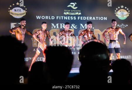 Guwahati, Assam, Indien. Dezember 2023. Bodybuilder treten am 10. Dezember 2023 bei einem regionalen Bodybuilding-Wettbewerb auf, der von der World Fitness Federation of India (WFF India) in Guwahati, Assam, Indien, organisiert wurde. Bodybuilding ist eine Sportart, die sich auf die Entwicklung und Darstellung von Muskelphysik durch eine Kombination von Widerstandstraining, Herz-Kreislauf-Training und Ernährung konzentriert. Credit: David Talukdar/Alamy Live News Credit: David Talukdar/Alamy Live News Stockfoto