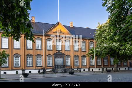 Die Stiftsgarten-Fassade in Trondheim, Norwegen, präsentiert einen herrlichen Holzpalast aus dem 18. Jahrhundert, der als Skandinaviens größtes Holzhaus ausgezeichnet wurde Stockfoto