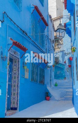 Ein Bild von einer blauen Gasse in Chefchaouen Stockfoto