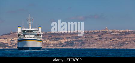 Ein Bild einer Fähre, die die Gewässer zwischen der Hauptinsel Malta und Gozo überquert Stockfoto