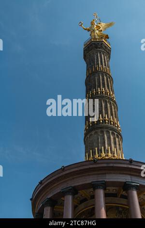 Ein Bild der Siegessäule aus der Straßenebene in Berlin Stockfoto