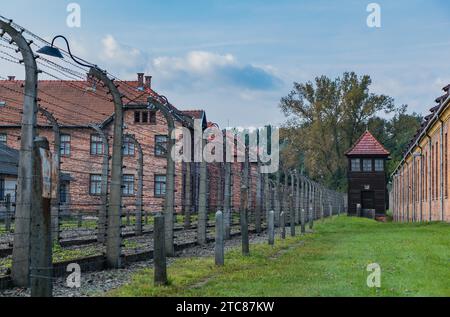 Ein Bild eines der Wachtürme und Stacheldrahtzäune in Auschwitz I (in der Nähe des Eingangs) Stockfoto