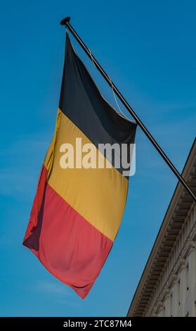 Ein Bild der belgischen Flagge an der Fassade eines Gebäudes am Place des Martyrs (Brüssel) Stockfoto