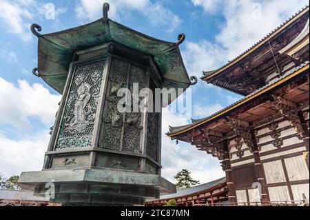 Nara, Japan - 5. Januar 2020. Außenansicht des Haupteingangs zum Todai-ji Tempel in Nara. Dieser Tempel ist berühmt für seine riesige Buddha-Statue und ein beliebtes Touristenziel. Stockfoto