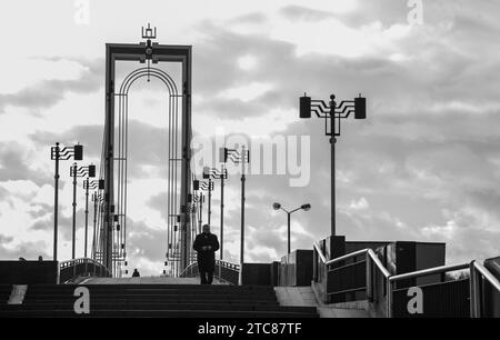 Ein Schwarzweißbild der Fußgängerbrücke zur Insel Nemunas (Kaunas) Stockfoto