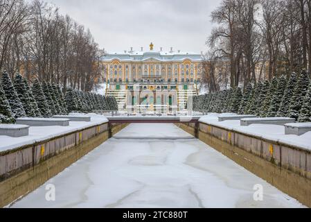 PETERHOF, RUSSLAND - 12. FEBRUAR 2022: Der große Palast und der Samsonbrunnen. Petrodvorets (St. Petersburg), Russland Stockfoto