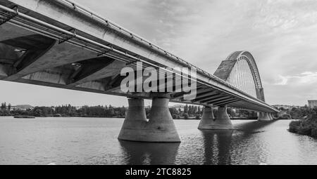 Ein Schwarzweißbild der Lusitania-Brücke in der Brücke Stockfoto