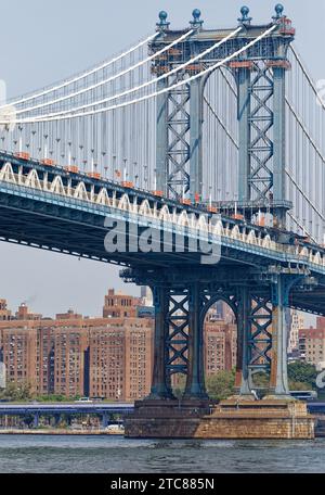 Massive Stahltürme stützen die Manhattan Bridge, eine von drei Hängebrücken zwischen Brooklyn und Manhattan. Stockfoto