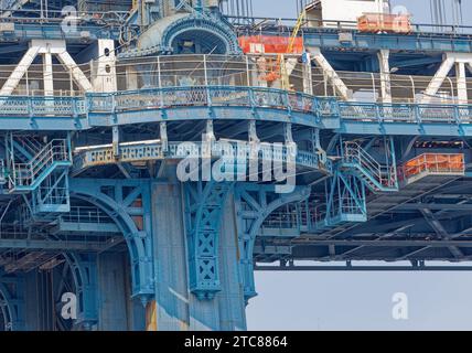 Massive Stahltürme stützen die Manhattan Bridge, eine von drei Hängebrücken zwischen Brooklyn und Manhattan. Stockfoto