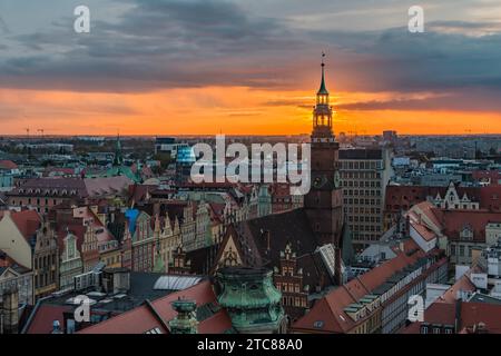 Ein Panoramablick auf Breslauer Rathausturm und Marktplatz bei Sonnenuntergang Stockfoto