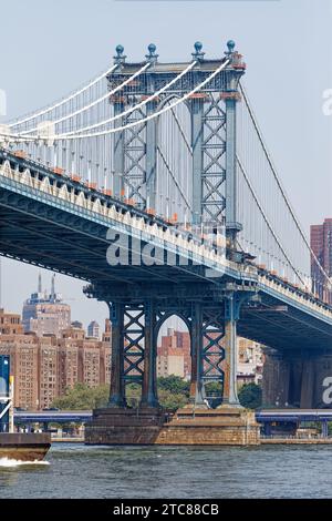 Massive Stahltürme stützen die Manhattan Bridge, eine von drei Hängebrücken zwischen Brooklyn und Manhattan. Stockfoto