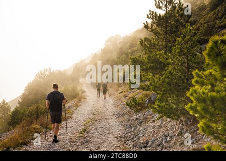 Wanderer auf einem Bergweg in Albanien im Morgenlicht Stockfoto