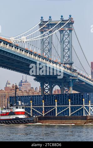 Massive Stahltürme stützen die Manhattan Bridge, eine von drei Hängebrücken zwischen Brooklyn und Manhattan. Stockfoto