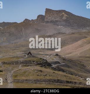 Ein Bild des Gipfels von Veleta und der Gedenkstätte Virgen de las Nieves in der Sierra Nevada in Spanien Stockfoto