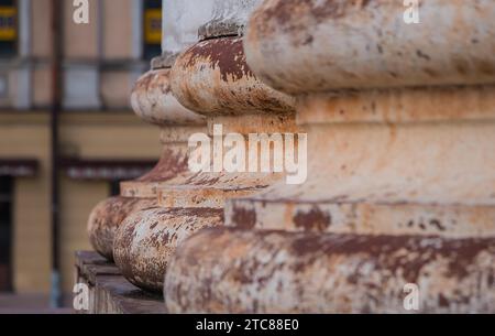 Ein Nahaufnahme der Säulen außerhalb der St. Michael der Erzengel Kirche (Kaunas) Stockfoto