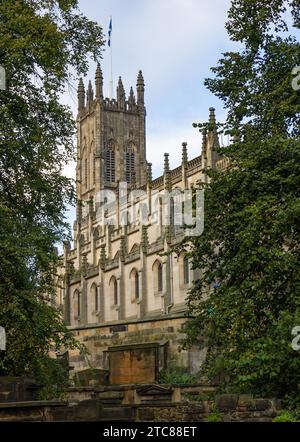 Ein Bild von der St. John's Church vom Gelände der Princes Street Gardens aus gesehen Stockfoto