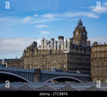 Ein Bild des Balmoral Hotels von der anderen Seite des Bahnhofs Edinburgh Waverley Stockfoto