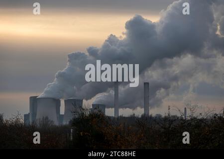 Braunkohle im Rheinischen Revier. Blick nom Nordosten auf das Braunkohle-Kraftwerk Weisweiler der RWE Power AG vom Aussichtpunkt kleiner Lindemann aus. Düren Nordrhein-Westfalen *** Braunkohle im Rheinischen Bergbaugebiet Blick nordöstlich des Braunkohlekraftwerks RWE Power AGS Weisweiler vom kleinen Aussichtspunkt Lindemann in Düren, Nordrhein-Westfalen Credit: Imago/Alamy Live News Stockfoto