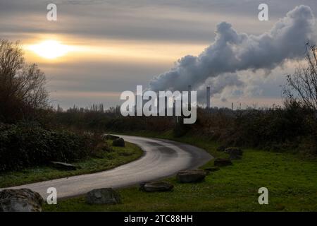 Braunkohle im Rheinischen Revier. Blick nom Nordosten auf das Braunkohle-Kraftwerk Weisweiler der RWE Power AG vom Aussichtpunkt kleiner Lindemann aus. Düren Nordrhein-Westfalen *** Braunkohle im Rheinischen Bergbaugebiet Blick nordöstlich des Braunkohlekraftwerks RWE Power AGS Weisweiler vom kleinen Aussichtspunkt Lindemann in Düren, Nordrhein-Westfalen Credit: Imago/Alamy Live News Stockfoto