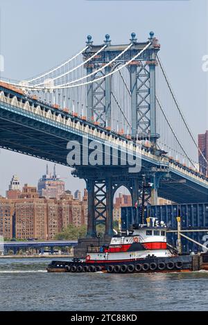 Massive Stahltürme stützen die Manhattan Bridge, eine von drei Hängebrücken zwischen Brooklyn und Manhattan. Stockfoto