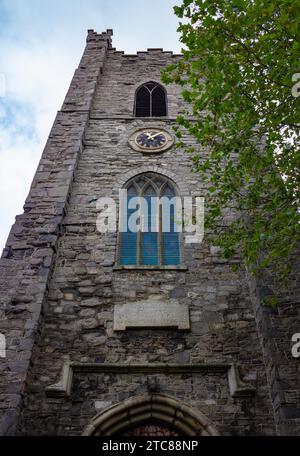 Ein Bild von der St. Der Turm der Audoen-Kirche, von unten gesehen Stockfoto