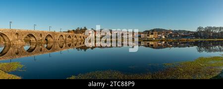 Ein Panoramabild der Stadt Ponte de Lima und der berühmten Lima-Brücke (oder Ponte de Lima) (wie die Brücke auch der Stadt ihren Namen gab) Stockfoto