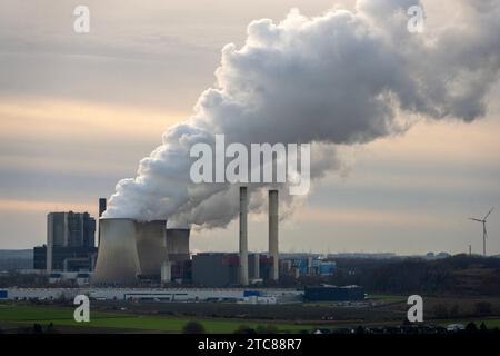 Braunkohle im Rheinischen Revier. Blick vom Nordosten auf das Braunkohle-Kraftwerk Weisweiler der RWE Power AG vom Aussichtsturm Lindemann aus. Düren Nordrhein-Westfalen *** Braunkohle im Rheinischen Bergbaugebiet Blick vom Nordosten des Braunkohlekraftwerks RWE Power AGS Weisweiler vom Aussichtsturm Lindemann in Düren, Nordrhein-Westfalen Credit: Imago/Alamy Live News Stockfoto