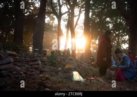 Am 11. Dezember 2023 in Kathmandu, Nepal. Familienmitglieder der Abreiseseseele führen während des „Bala Chaturdashi“-Festivals religiöse Handlungen außerhalb des Tempels auf, dem Gelände des UNESCO-Weltkulturerbes, Pashupatinath-Tempel. Familienangehörige von verstorbenen Angehörigen führen verschiedene religiöse Rituale durch, zu denen die Verbreitung von Satabij (sieben Arten von Saatgut, Gerste, Sesam, Weizen, Gramm, Gramm, Mais und Hirse) um die Schreine im Tempelgelände herum. Familienmitglieder führen diese Religion aus, da sie glauben, dass die Seele des Abgangs Leben in Erlösung bekommt. (Foto von Abhishek Maha Stockfoto