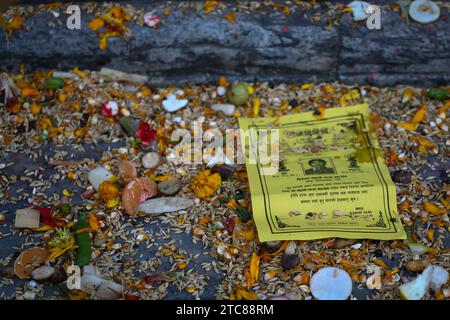 Am 11. Dezember 2023 in Kathmandu, Nepal. Ein Poster mit dem Bild der Seele der Abreise ist außerhalb des Tempelgeländes des UNESCO-Weltkulturerbes Pashupatinath-Tempel während des „Bala Chaturdashi“-Festivals abgebildet. Familienangehörige von verstorbenen Angehörigen führen verschiedene religiöse Rituale durch, zu denen die Verbreitung von Satabij (sieben Arten von Saatgut, Gerste, Sesam, Weizen, Gramm, Gramm, Mais und Hirse) um die Schreine im Tempelgelände herum. Familienmitglieder führen diese Religion aus, da sie glauben, dass die Seele des Abgangs Leben in Erlösung bekommt. (Foto von Abhishek Mahar Stockfoto