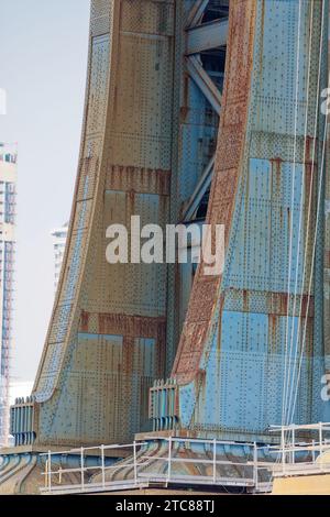 Massive Stahltürme stützen die Manhattan Bridge, eine von drei Hängebrücken zwischen Brooklyn und Manhattan. Stockfoto