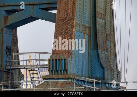 Massive Stahltürme stützen die Manhattan Bridge, eine von drei Hängebrücken zwischen Brooklyn und Manhattan. Stockfoto