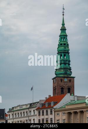 Ein Bild des Turms des Nikolaj Zeitgenössischen Kunstzentrums, ehemaliger St. Nikolaikirche Stockfoto