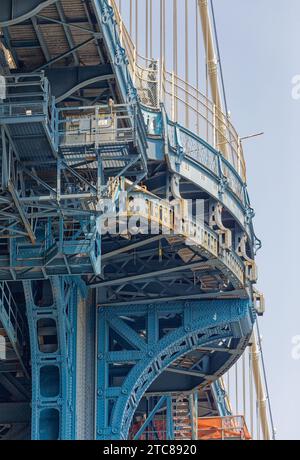 Massive Stahltürme stützen die Manhattan Bridge, eine von drei Hängebrücken zwischen Brooklyn und Manhattan. Stockfoto