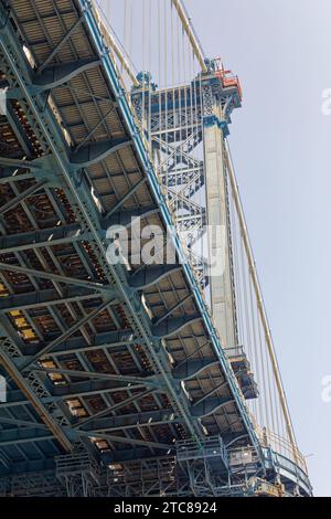 Massive Stahltürme stützen die Manhattan Bridge, eine von drei Hängebrücken zwischen Brooklyn und Manhattan. Stockfoto