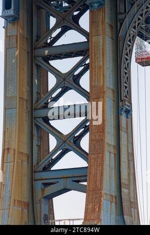 Massive Stahltürme stützen die Manhattan Bridge, eine von drei Hängebrücken zwischen Brooklyn und Manhattan. Stockfoto