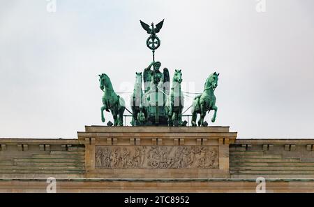 Ein Bild der Statue auf der Spitze des Brandenburger Tors in Berlin Stockfoto