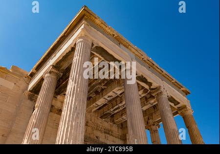 Ein Bild des Erechtheion-Tempels, von unten gesehen Stockfoto