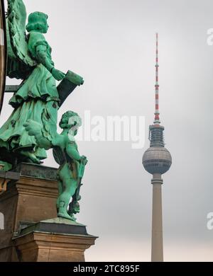 Ein Bild des Berliner Fernsehturms von der Spitze des Berliner Doms aus gesehen Stockfoto