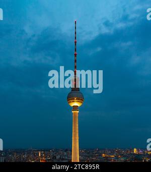 Ein Bild des Berliner Fernsehturms mit Blick auf das Stadtbild Berlins bei Nacht Stockfoto